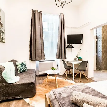 Apartment Amazon Near The Famous Party Boulevard